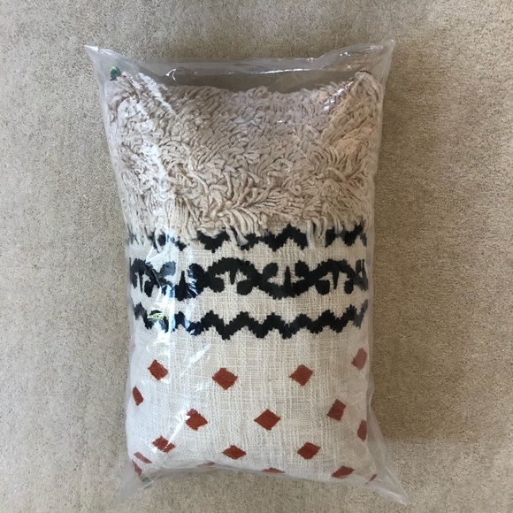 NWT Anthropologie accent pillow - 16 x 24 - Picture 3 of 6
